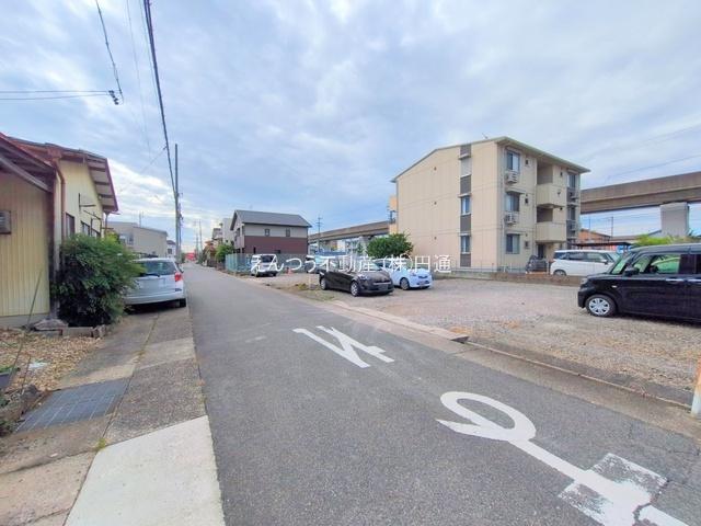 ハートフルタウン川村町の前面道路含む現地写真