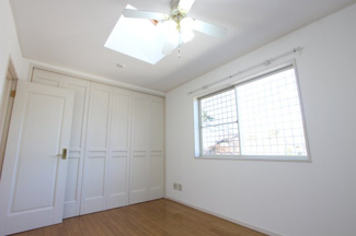 【洋室】 | 鎌ヶ谷市軽井沢戸建 | 2階洋室は天窓付きのため明るい印象です！