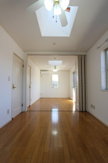 【洋室】 | 鎌ヶ谷市軽井沢戸建 | 間仕切りを移動すれば広げても利用できます！