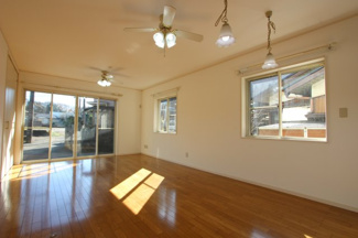 【居間・リビング】 | 鎌ヶ谷市軽井沢戸建 | 窓が多く明るい室内！LDKは各窓シャッター付きです！