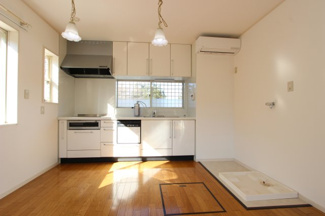 【キッチン】 | 鎌ヶ谷市軽井沢戸建 | 窓があるため換気がしやすいですね！