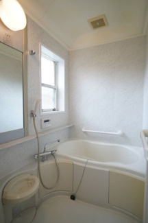 【浴室】 | 鎌ヶ谷市軽井沢戸建 | 窓があるため換気がしやすいお風呂です！