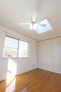 【洋室】 | 鎌ヶ谷市軽井沢戸建 | 2階洋室は天窓付きのため明るい印象です！