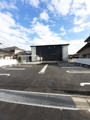 【駐車場】 | ラ・メールブルー 1KW | 車をお持ちの方に嬉しい駐車場付きの物件です