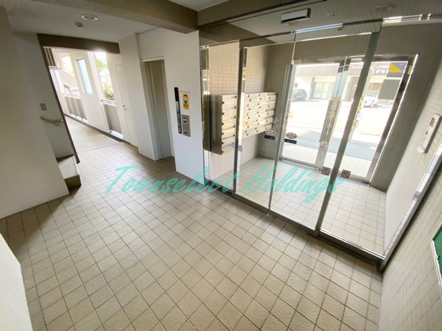 藤沢市鵠沼海岸７丁目の賃貸マンションのエントランス