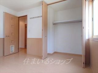 ウェルス１７の寝室|クローゼット・ペット用くぐり戸あり