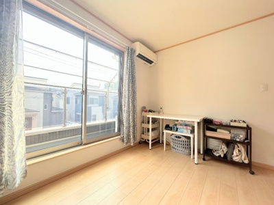 【洋室】 | ◆緑区三保町中古住宅◆ | ◆室内はいつも明るい印象なので気持ちの良い朝を迎えられます。各部屋にはクローゼットを完備しており、収納が多いお家はすっきりして快適空間です。