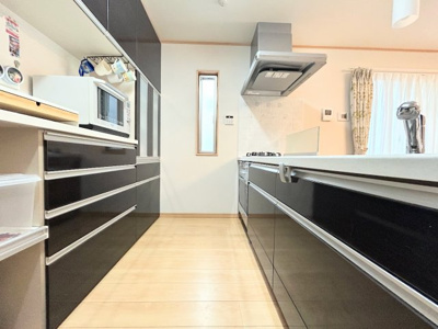 【キッチン】 | ◆緑区三保町中古住宅◆ | ◆ご家族みんなで調理ができる位のスペースを実現したキッチン空間となっております。みんなで作った料理を召し上がりながらの会話は、どのような物になるのでしょうか。