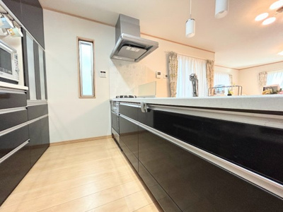 【キッチン】 | ◆緑区三保町中古住宅◆ | ◆長い時間滞在するキッチンだからこそ、食事の準備を楽しい時間に、忙しい時でもスムーズに無駄なく作業できる、お手入れも簡単にできるなど、毎日を楽しくするキッチンスペースに仕上げました。