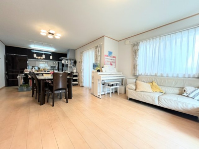 【居間・リビング】 | ◆緑区三保町中古住宅◆ | ◆家族で食卓を囲むダイニングスペースと、ソファでゆったりくつろぐリビングスペースがしっかり区切られているので家具の配置や用途を使いわけしやすいです。