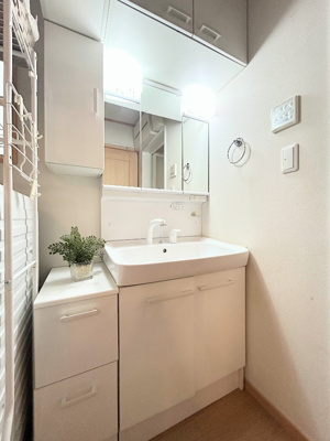 【独立洗面台】 | ◆緑区三保町中古住宅◆ | ◆ご家族の1日が始まり、1日が終わりを締めくくる洗面空間。洗濯機を配置しても十分なスペースを確保した設計となっております。