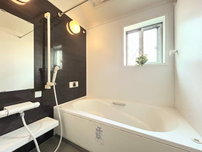 【浴室】 | ◆緑区三保町中古住宅◆ | ◆モダンデザインの空間が気持ちよさを高めてくれるバスルーム。すっきりとした清潔感の中に都会的なセンスが感じられ、心身をリフレッシュできる寛ぎを深めてくれるスペースです。