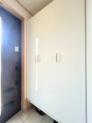 【玄関】 | ◆緑区三保町中古住宅◆ | ◆光の渦が溢れた明るい玄関ホール。「おかえり」と「ただいま」が交差するお家の顔とも言える場所は爽やかで心地良い空間となっています。すっきり片付いた玄関で来客時にも自信が持てそう。