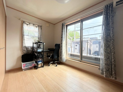 【洋室】 | ◆緑区三保町中古住宅◆ | ◆柔らかい陽光が差し込む明るいお部屋を演出する設計。彩光の取れる窓が気持ちの良いお部屋を創り上げます。