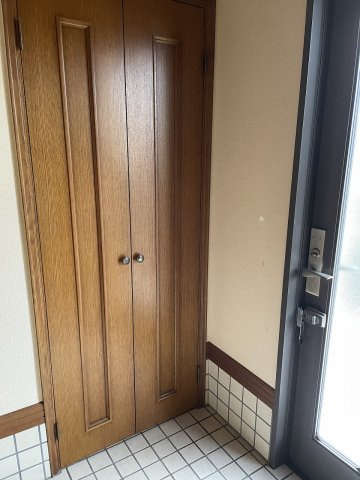 中古住宅　日野南8丁目の玄関|収納