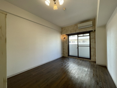 【居間・リビング】 | キャッスル桜木 | オシャレな配色の7帖洋室！