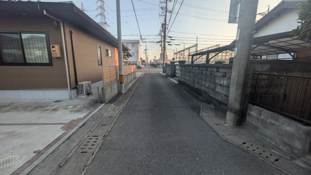 2区画分譲地　西之川町1丁目の前面道路含む現地写真