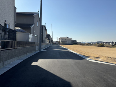 【前面道路含む現地写真】 | 土地　玉島上成　全7区画 | 団地内道路は幅員約6ｍを確保していますので、車の運転もゆとりがあります。