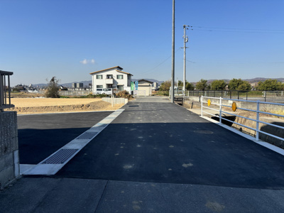 【前面道路含む現地写真】 | 土地　玉島上成　全7区画 | 北側進入路は幅員約5.3ｍの公道です。