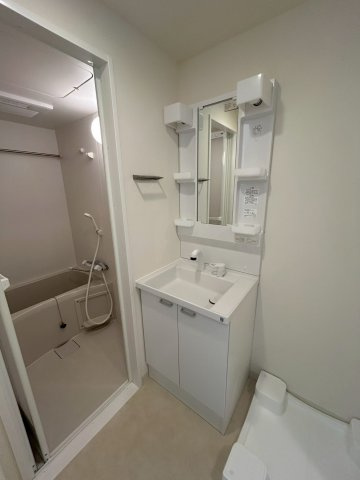 HY's TODA MAXIVの独立洗面台|独立洗面台、小物を置くことができて便利です