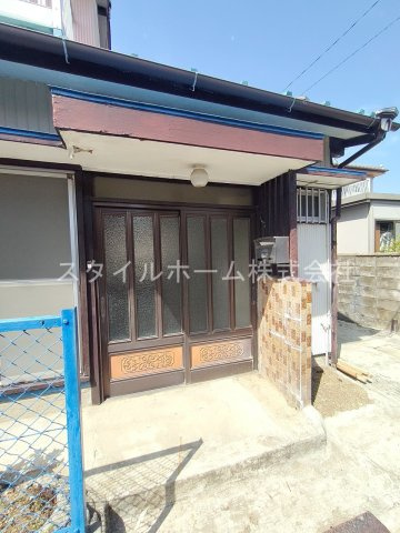 弥生町戸建てのエントランス