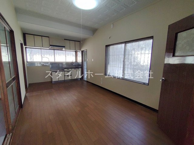 弥生町戸建ての居間・リビング