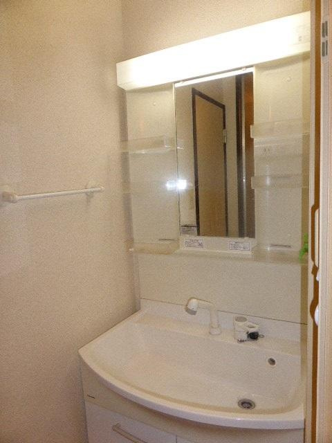 サンシティジュンの洗面所|明るい洗面所です