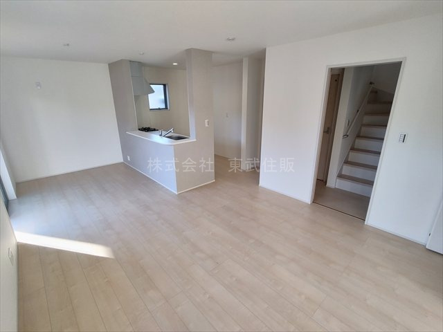 【居間・リビング】 | 川島町上伊草　全3棟　3号棟 | こちらの16.0帖のリビングで趣味の時間をお楽しみください