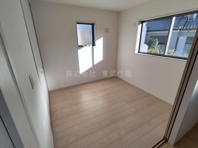 【洋室】 | 川島町上伊草　全3棟　3号棟 | 1階洋室4.5帖、落ち着いた色調の洋室です