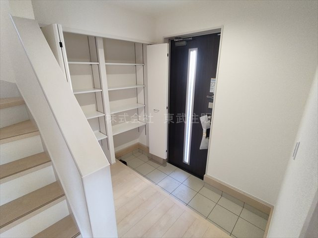 【玄関】 | 川島町上伊草　全3棟　3号棟 | 収納もある玄関です