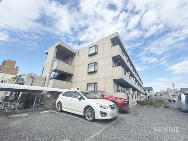 エーデルワイスの外観|鉄骨造3階建て！