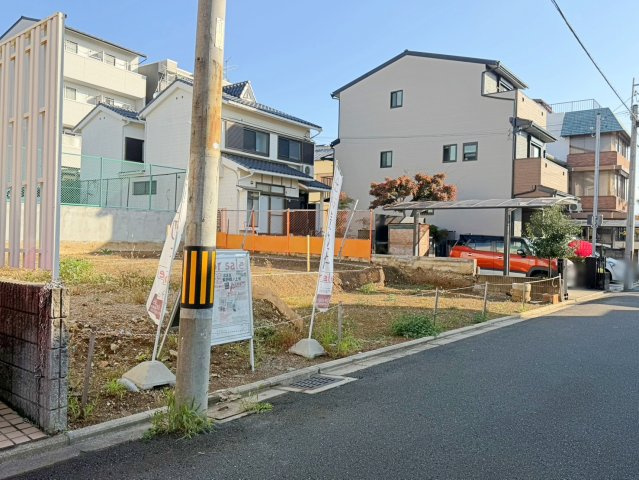 紫野郷ノ上町　建築条件付土地のその他|【現地の様子】
＼＼充実設備／／
・玄関スマートキー
・システムキッチン
・食器洗い乾燥機
・浴室乾燥暖房
・リビングダイニング床暖房
・ウォシュレット
・全居室ペアガラス等…（R7.11撮影）