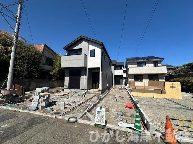 茅ヶ崎市東海岸南4丁目　新築戸建　全２棟の前面道路含む現地写真|3月14日撮影　建築中　現地外観