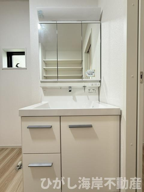 茅ヶ崎市東海岸南4丁目　新築戸建　全２棟の独立洗面台|三面鏡化粧台