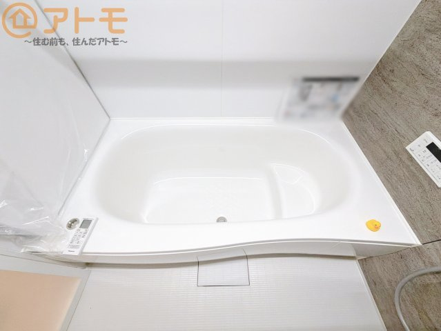 【浴室】 | 駿河区中吉田　新築戸建　全1棟 | お子様やお年寄りが使いやすいだけでなく、半身浴にも便利なベンチタイプの湯舟です。お湯の節約にも！