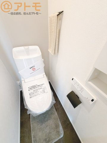 【トイレ】 | 駿河区中吉田　新築戸建　全1棟 | 手すり付きで使いやすいユニバーサルなトイレです♪