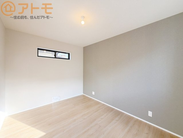 【寝室】 | 駿河区中吉田　新築戸建　全1棟 | アクセントクロスが印象的なお部屋です。お気に入りの家具に囲まれてゆったり過ごしたいですね♪