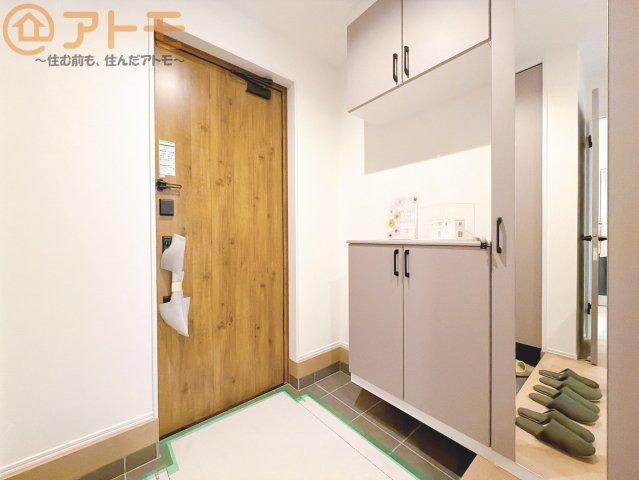 【玄関】 | 駿河区中吉田　新築戸建　全1棟 | 玄関は収納付きで使い勝手良好♪見た目もすっきり♪