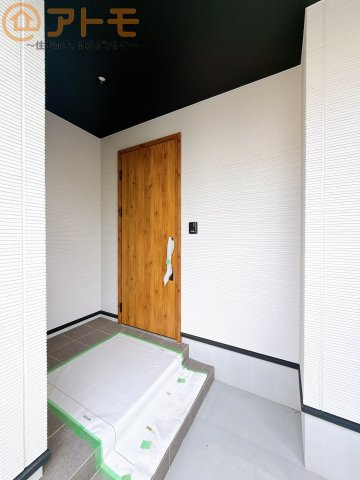 【玄関】 | 駿河区中吉田　新築戸建　全1棟 | 落ち着いた色合いの玄関はダブルロックで防犯性に優れた仕様になっています♪