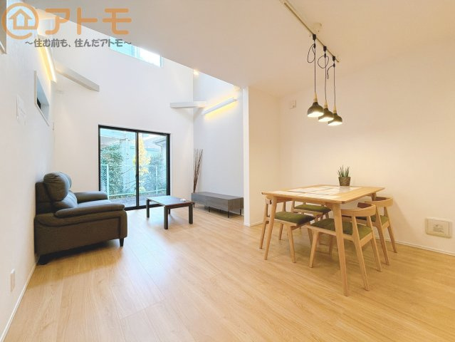 【居間・リビング】 | 駿河区中吉田　新築戸建　全1棟 | 日当たりのよいリビングは、一年を通してぽかぽかとしています。家族が自然と集まる空間になりそうですね♪