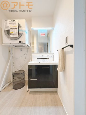 【独立洗面台】 | 駿河区中吉田　新築戸建　全1棟 | 三面鏡の中は収納になっているため、スッキリとした洗面台を保つことができます♪