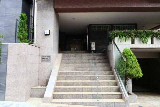 ステージファースト目白のエントランス