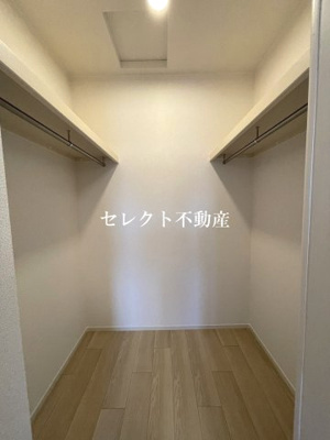 【収納】 | アイ・ヴィレッジ古閑中町Ｃ | 【アイ・ヴィレッジ古閑中町Ｃ】ウォークインクローゼットで床がフラットなのでキャスター付きボックスが利用できて衣替えも簡単です。
