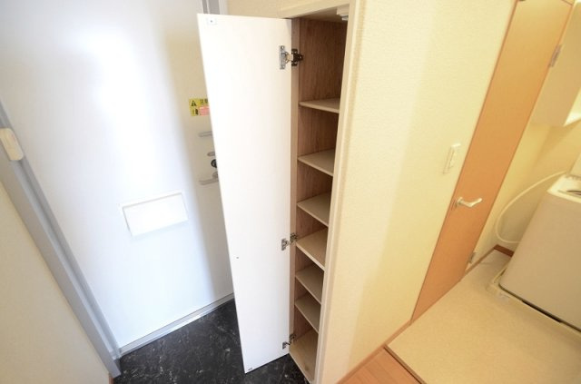 レオパレスポラリス灯明寺の玄関|収納スペースもしっかり付いています。