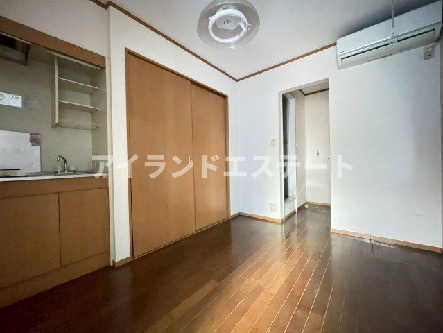 プランシェ　角部屋　バストイレ別　バイク相談の居間・リビング