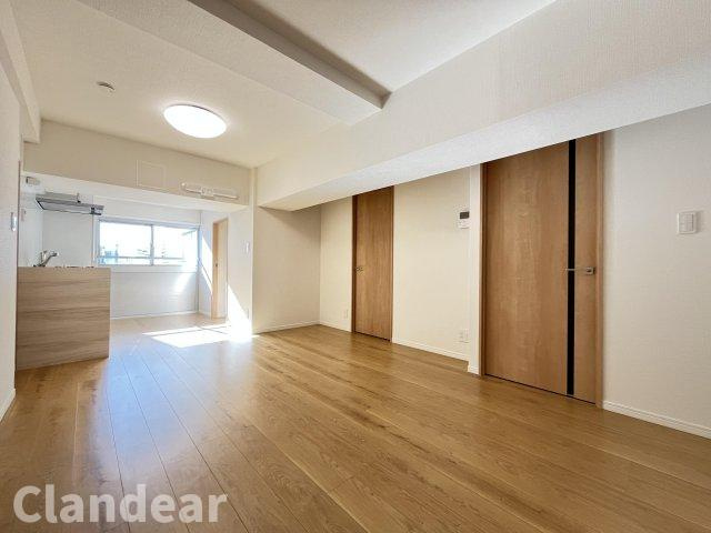 ペガサス北松戸の居間・リビング|ドキドキの新生活も、安心してスタート。ぴったりの住まいを見つけませんか？クランディアが一緒に住まい選びをサポートします‼　まずは、お気軽にお問合せください　＃クランディア