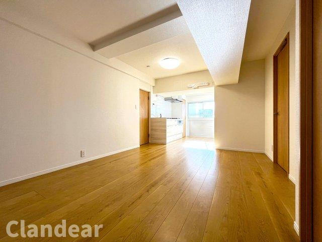 ペガサス北松戸の居間・リビング|ドキドキの新生活も、安心してスタート。ぴったりの住まいを見つけませんか？クランディアが一緒に住まい選びをサポートします‼　まずは、お気軽にお問合せください　＃クランディア