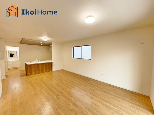 神戸市西区糀台２期　１号棟　新築戸建の居間・リビング|【ホームページに現地動画掲載中】●年中無休：当日予約可●LDK19.2帖になります。2面採光！