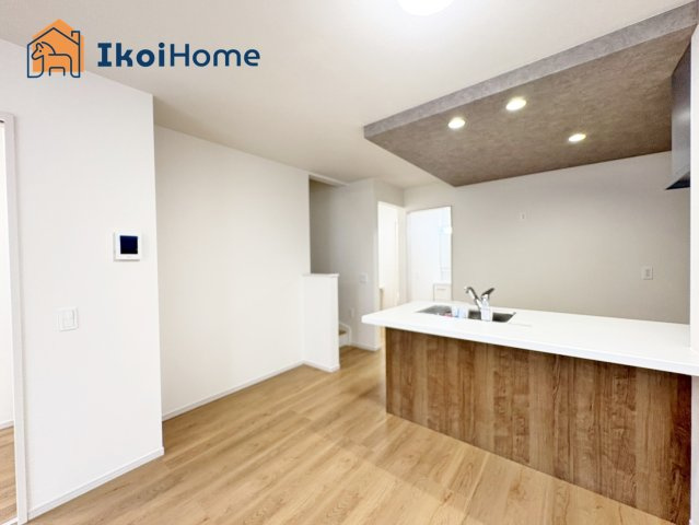 神戸市西区糀台２期　１号棟　新築戸建のキッチン|【ホームページに現地動画掲載中】●年中無休：当日予約可●折下げ天井でお洒落なカウンターキッチンです。