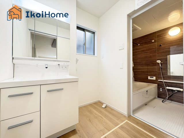 神戸市西区糀台２期　１号棟　新築戸建の洗面所|【ホームページに現地動画掲載中】●年中無休：当日予約可●洗面台はお化粧をする時に便利な３面鏡。